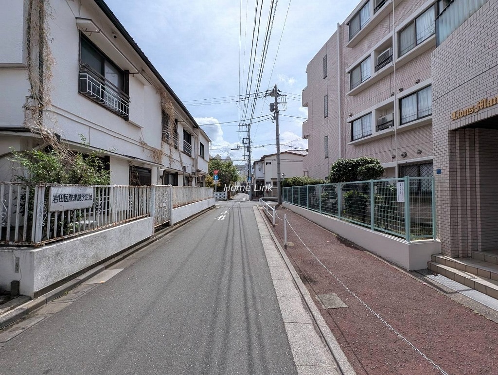 ライオンズマンション新板橋　東側 前面道路